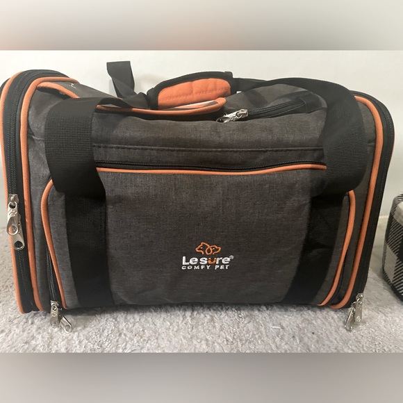 lesure Other - Lesure expandable soft sided pet carrier. TSA APPROVED